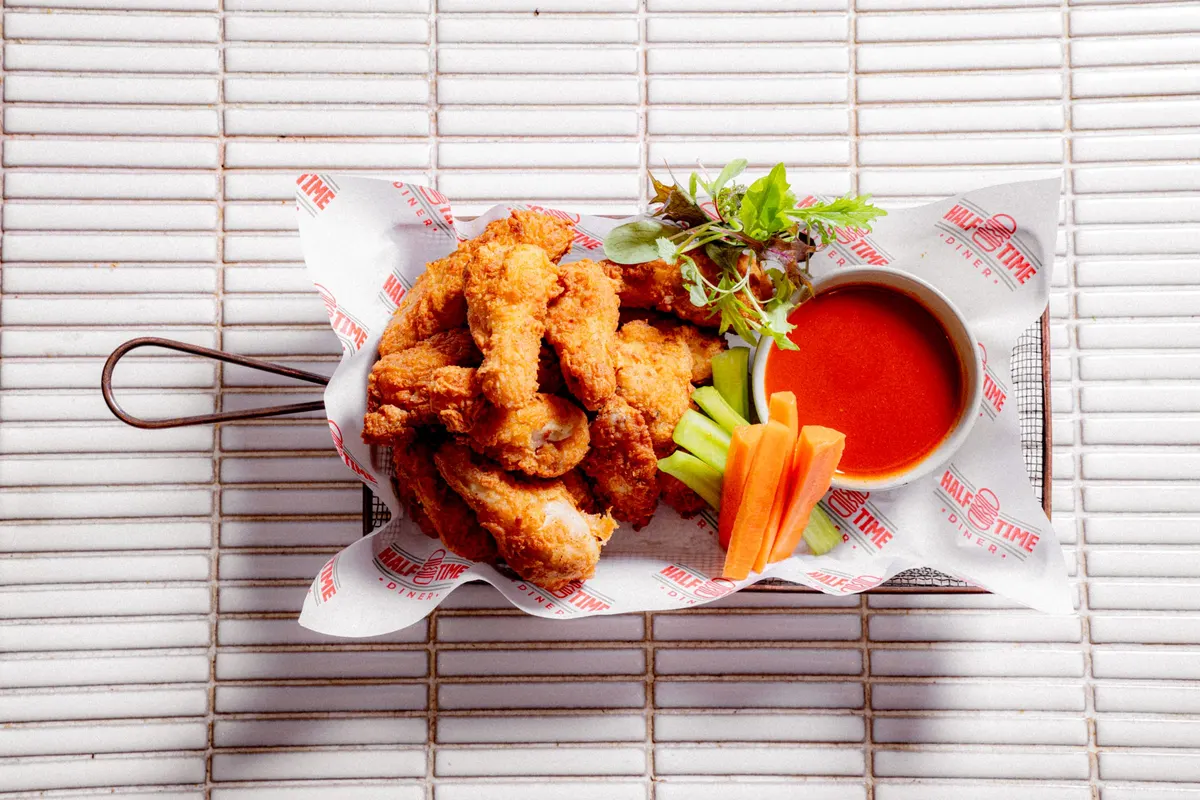 Crispy chicken pieces with dipping sauce