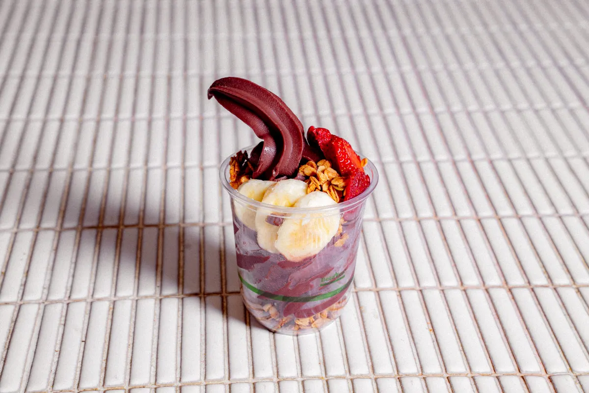 Açaí cup with banana, granola and strawberries
